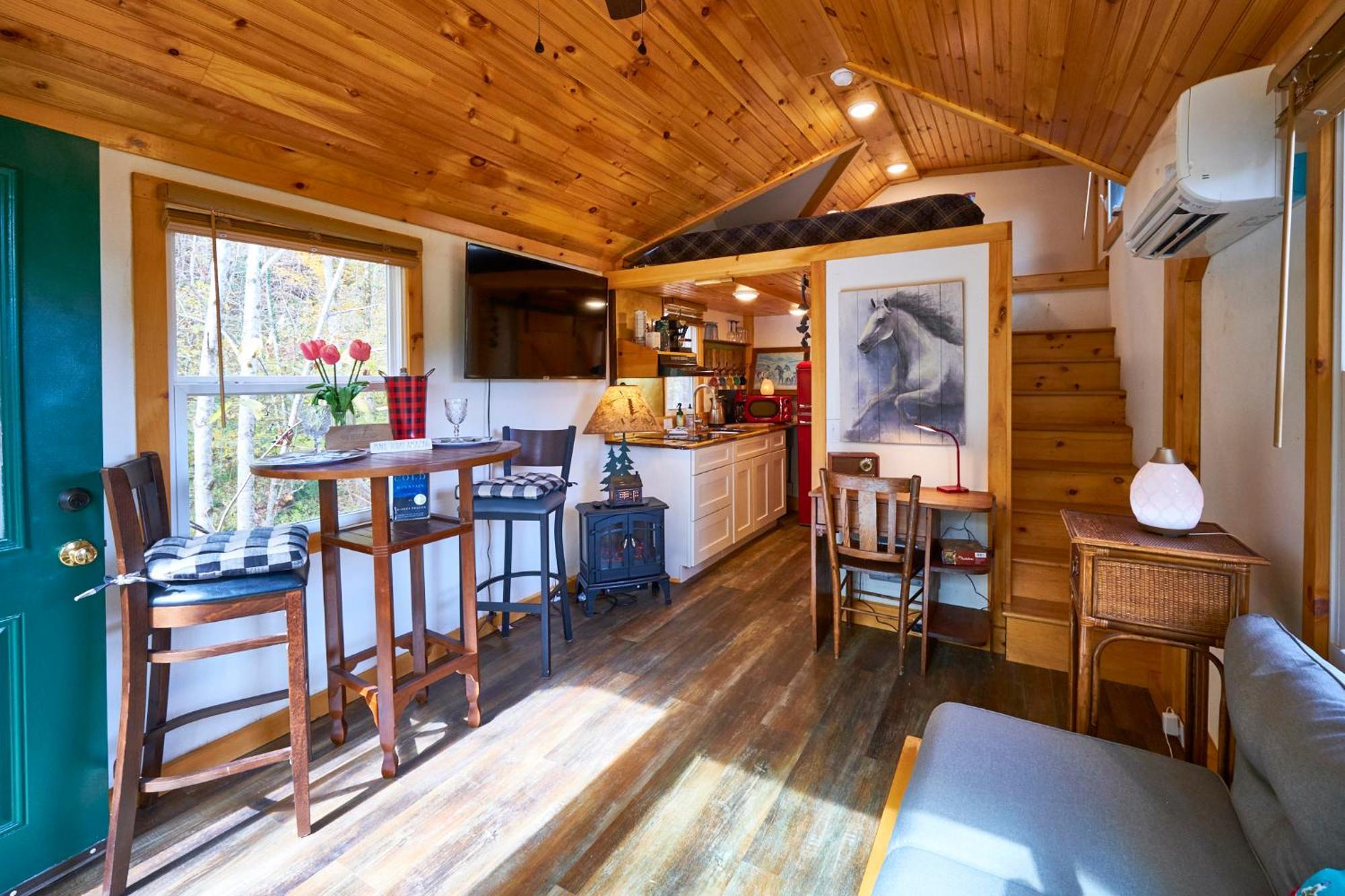 Creekwalk Inn Bed And Breakfast With Cabins Cosby Exterior foto